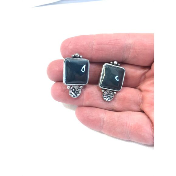 Vintage clip on earrings, dark green gray, square 1 inch - Picture 4 of 13